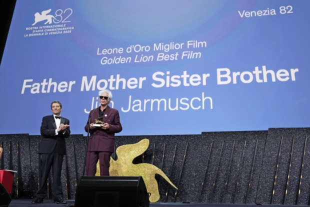 Zlatega leva v Benetkah prejela komična drama Father Mother Sister Brother Jima Jarmuscha