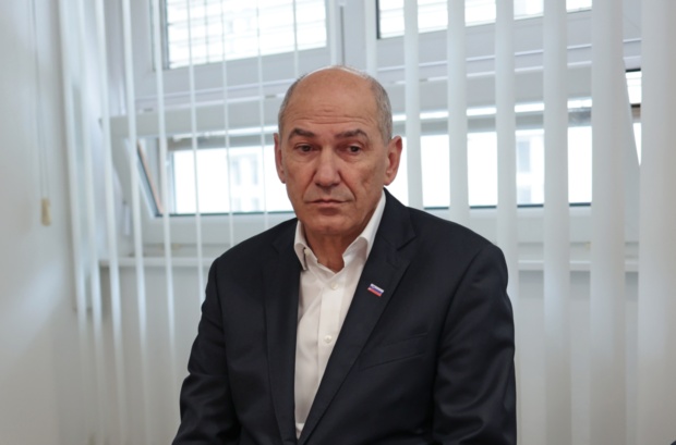 Okrožno sodišče v zadevi Patria Janši dosodilo še slabih 40.000 evrov odškodnine