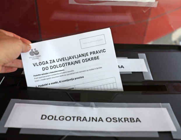 Delodajalci kritični do zbiranja sredstev za dolgotrajno oskrbo brez zagotovljenih storitev