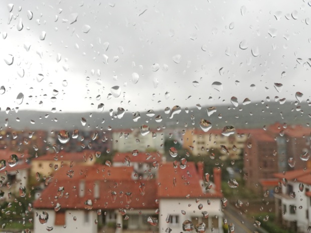 Padavine se prožijo v Kvarnerju in jih nosi proti južni in osrednji Sloveniji