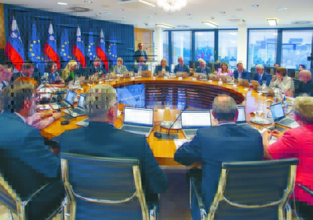 Vlada vzpostavlja nadzor nad tranzitom orožja v tretje države in iz njih