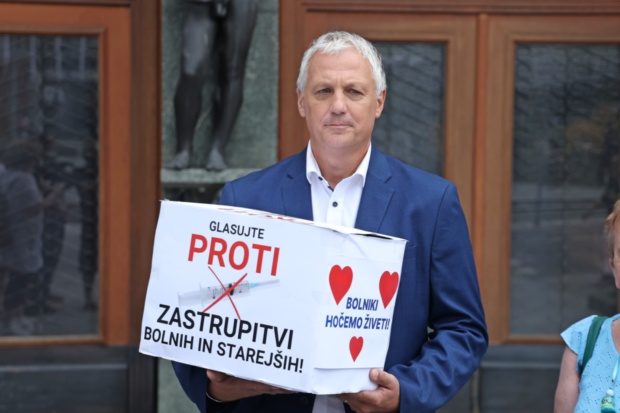 Srebrna nit o referendumu: “Pritisk okolja, zaradi katerega naj bi se ljudje odločali za smrt, je izmišljen”