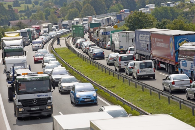 Na primorski avtocesti proti Ljubljani več kot eno uro zamude, velik zastoj tudi na Šmarski cesti
