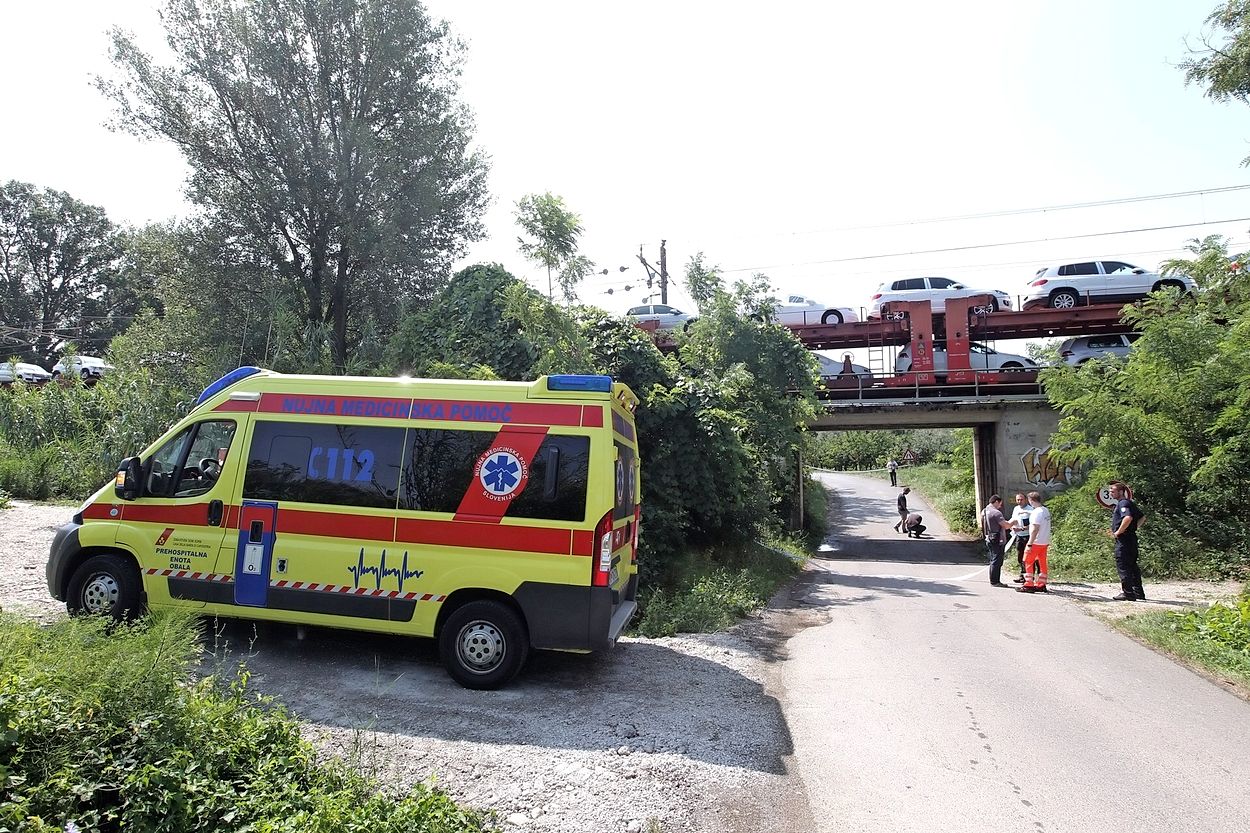 Tragi na Nesre a Pri Bertokih Vlak Zbil Mo kega Primorske Novice