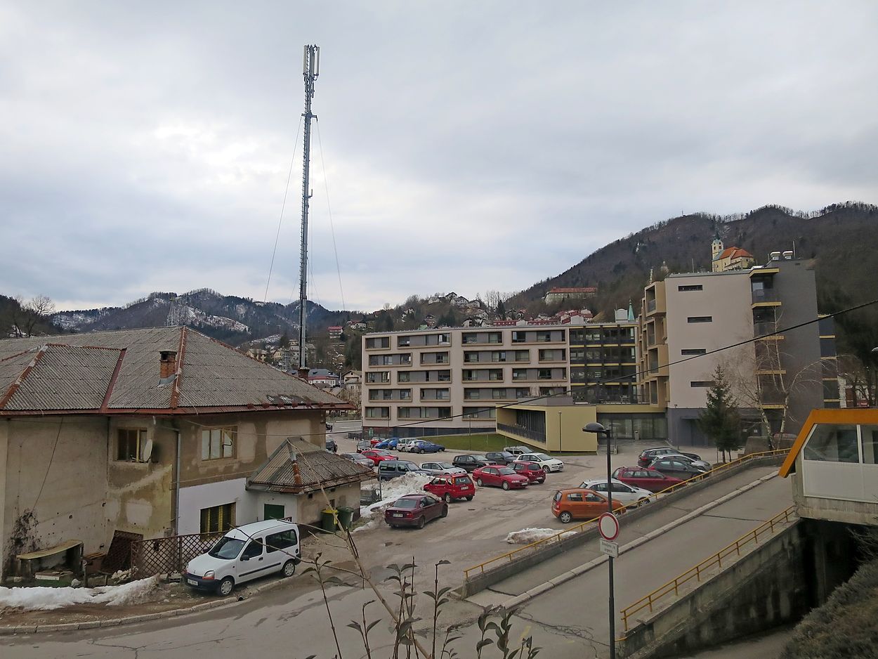  Začasna bazna Telekomova postaja z anteno se izpred zdravstvenega doma trajno seli na streho Doma upokojencev Idrija. Foto: Saša Dragoš