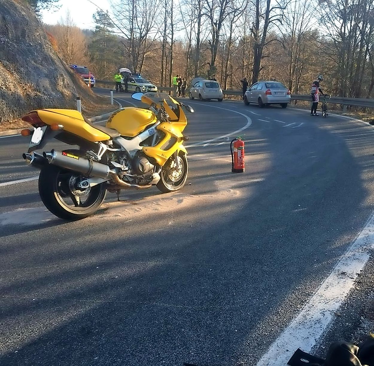 Nedeljsko popoldansko nesrečo v Zali je povzročil motorist iz ajdovske občine ki je prehitro