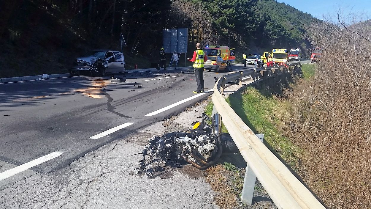 Pod Črnim Kalom je v hudi nesreči umrl mlad motorist Primorske novice