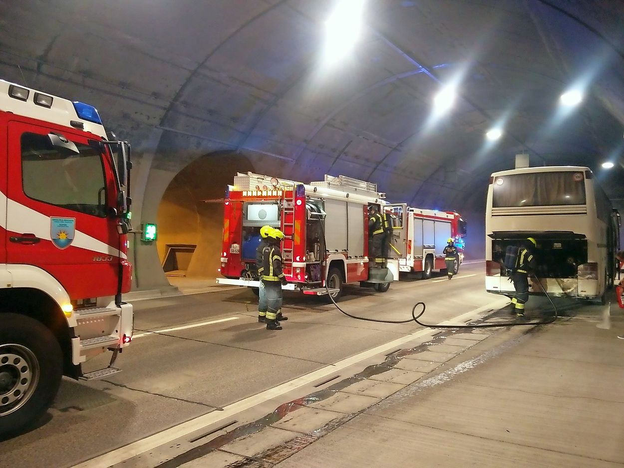 V Predoru Kastelec Je Zagorel Motor Avtobusa Primorske Novice V Predoru Kastelec Je Zagorel Motor Avtobusa Primorske Novice