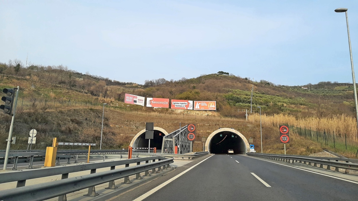 Il ciclista gli ha fatto cenno di scendere lungo l’autostrada