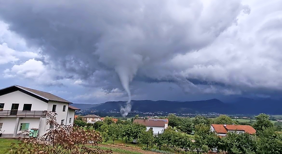 873559_tornado2.jpg