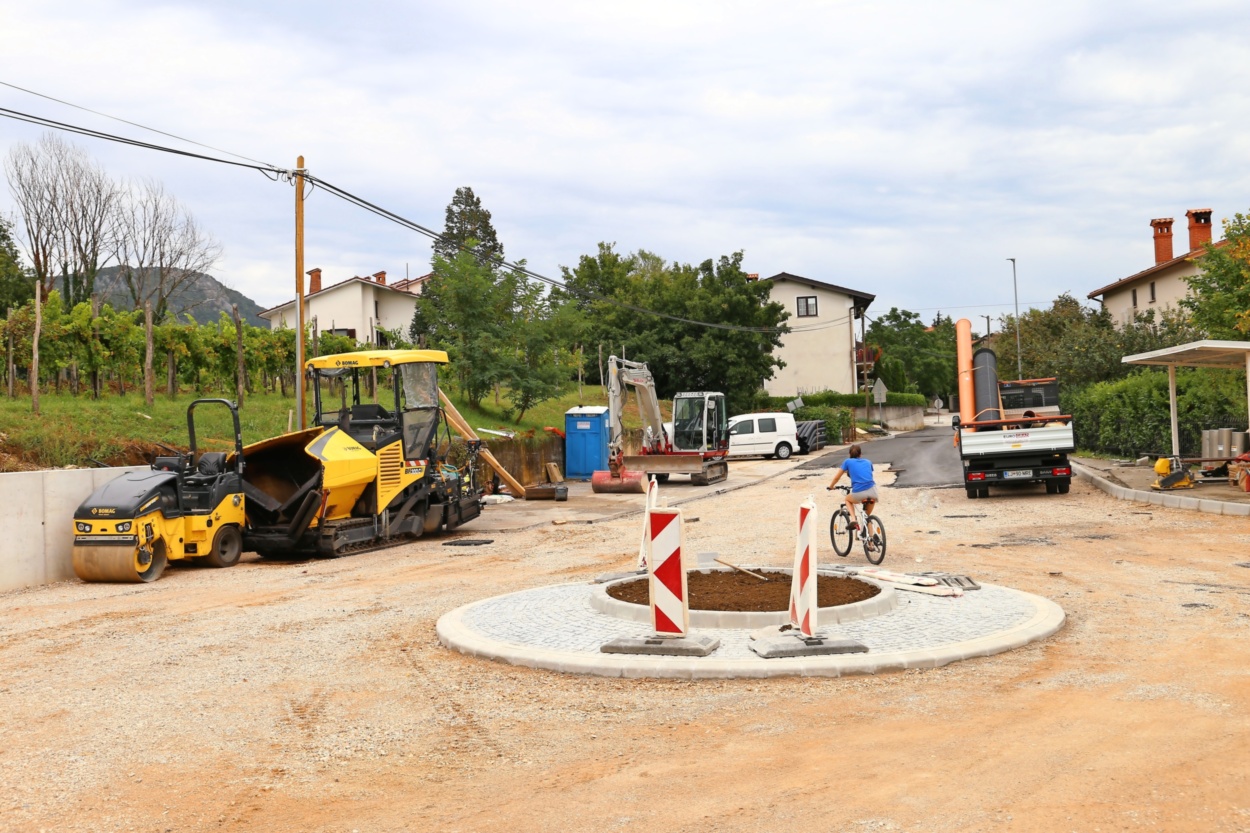 Gradbinci bodo cesto pri šoli dokončno uredili v tednu dni - Primorske  novice