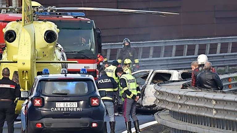 Voznik s Komenskega je na avtocesti pri Devinu povzročil hudo nesrečo v kateri je umrla