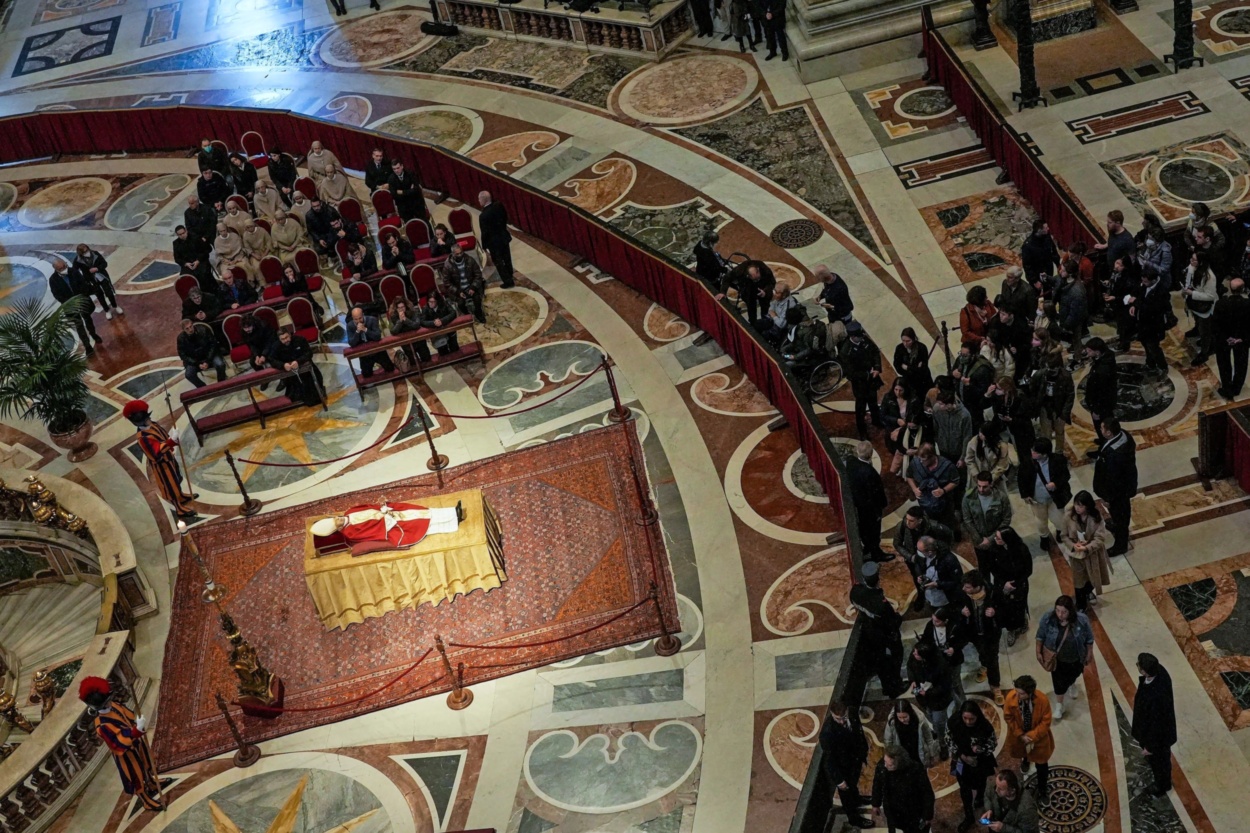 Davanti alla Basilica vaticana, per il secondo giorno, c’è stata una lunga fila per salutare Benedetto XVI.