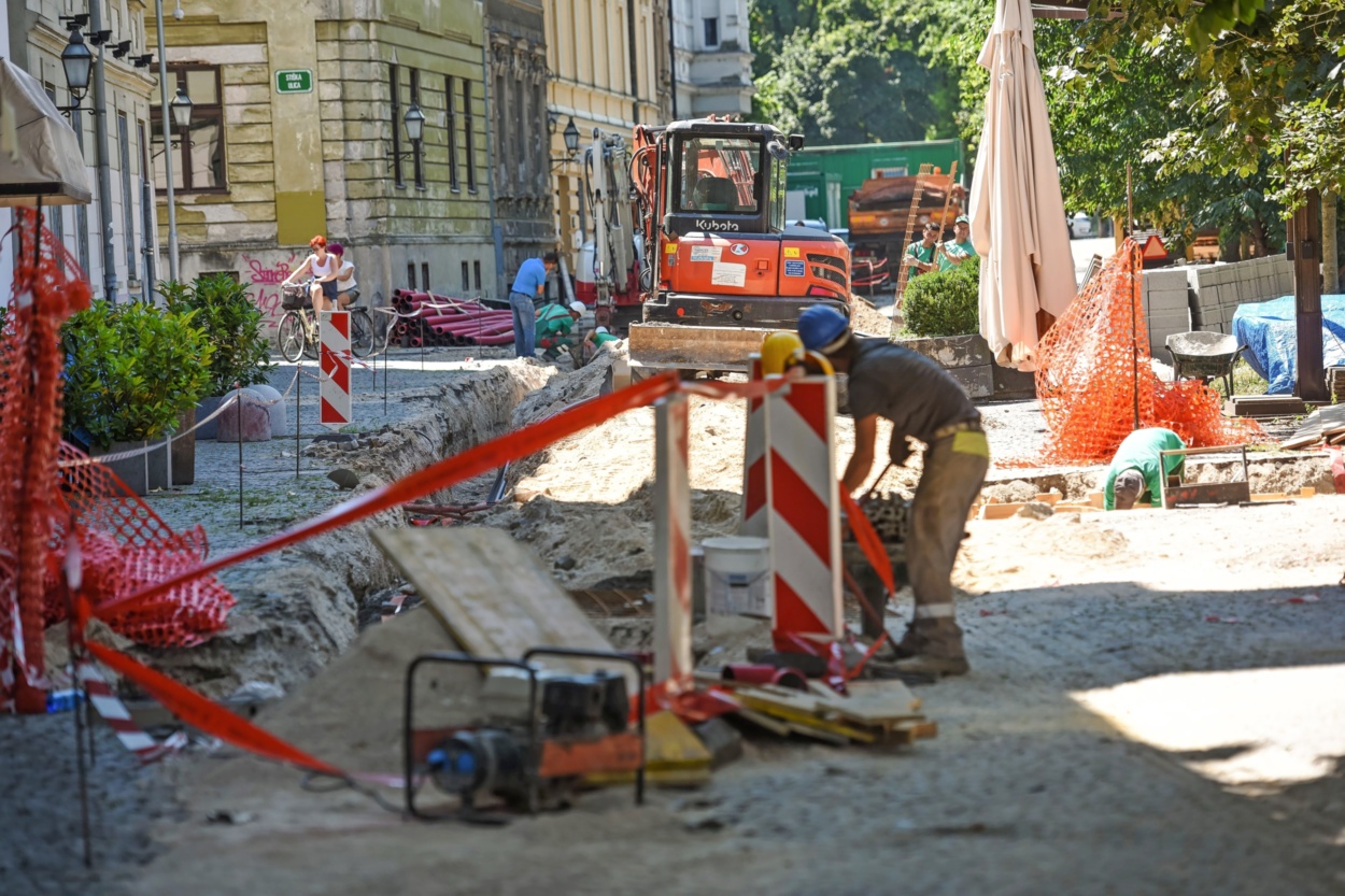 Priseljenci Obupano Iščejo Prosto Mesto Za Učenje Slovenščine ...