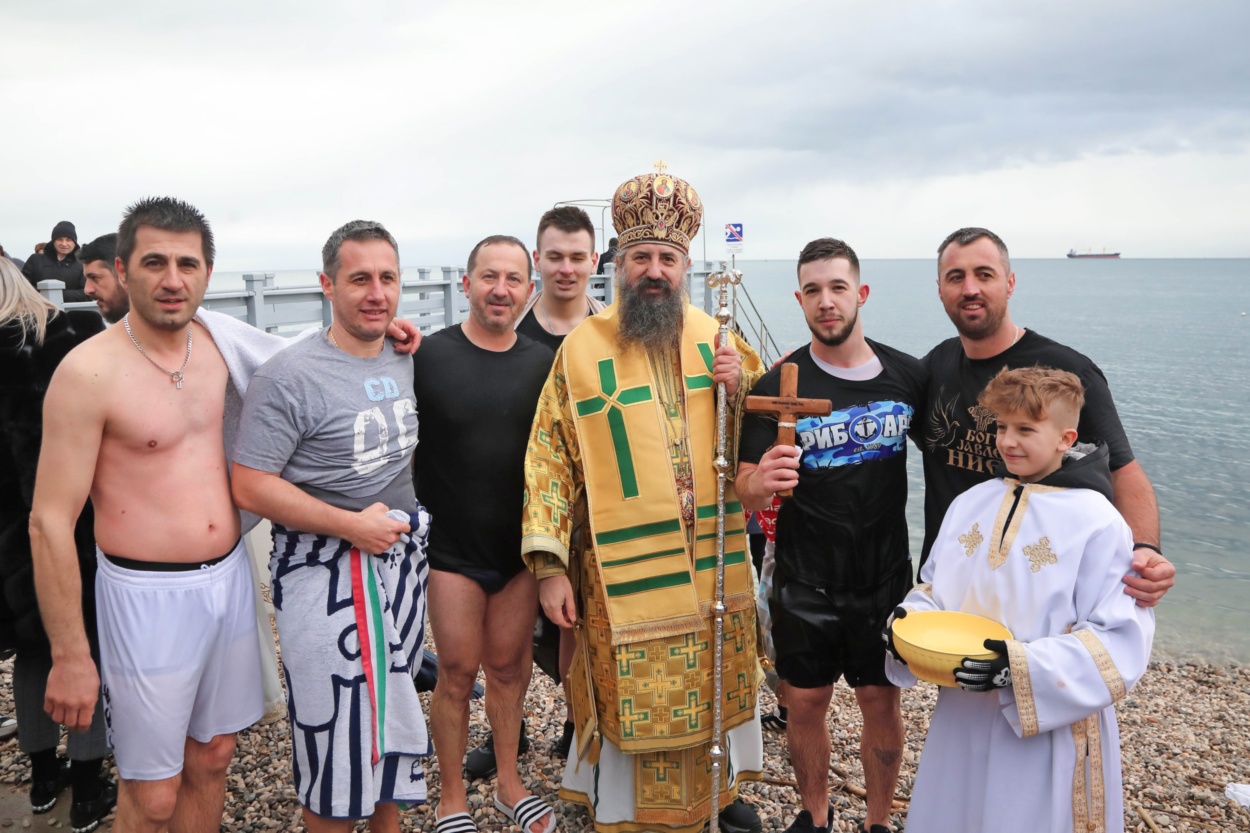 A la mer pour la sainte croix pour le bonheur et la santé