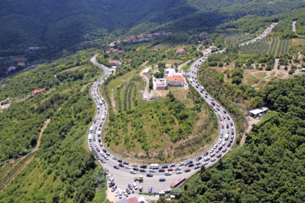 Stanje na cestah: zastoji tudi na lokalnih cestah