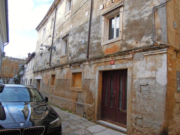 Koprski odvetnik obnavlja brez dovoljenja