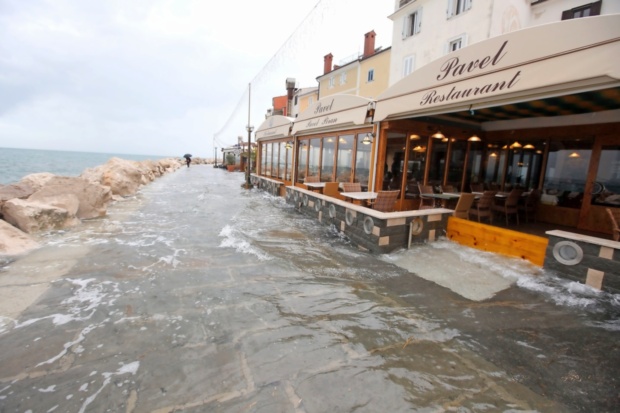 FOTO: Obalna mesta spet pod vodo