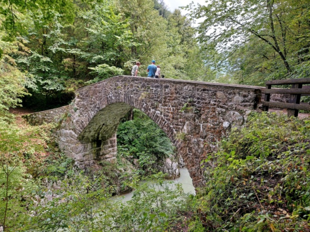 Nesreča pri Napoleonovem mostu: kolesar je v življenjski nevarnosti