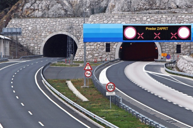 S tovornjakom v predoru prehiteval, blendal in trobil