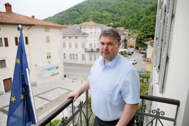 (INTERVJU) Župan občine Kanal ob Soči Miha Stegel: “Cilj ni zaprtje cementarne, ampak občutno znižanje emisij”