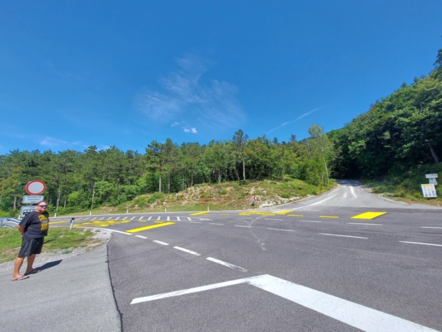 Pred zaporo hitre ceste krajani Lozic in Podgriča na nogah, nad lokacijo novega avtobusnega postajališča zgrožen tudi vipavski župan