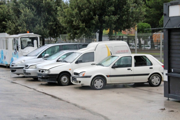 Poškodovali 14 avtov in odnesli dvanajst akumulatorjev