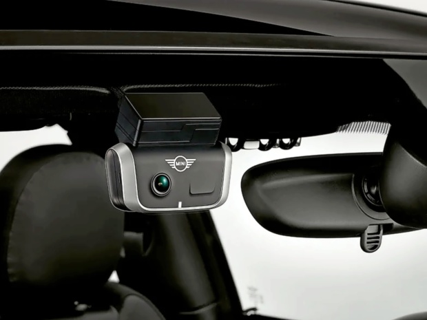 Prehitevanje tovornjaka v škarje posnela kamera