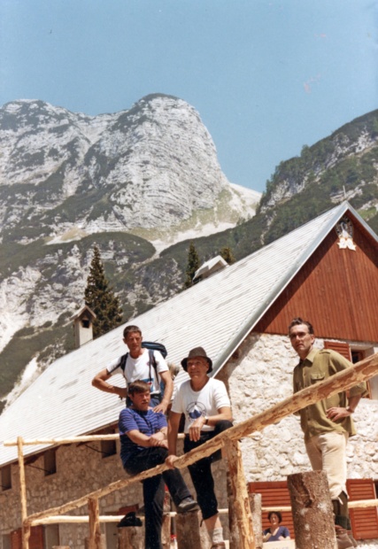 Cveto Hvala (v sredini) s še nekaterimi člani gradbenega odbora ob nastajajočem Planinskem domu pri Krnskih jezerih leta 1981. (Foto: arhiv Cveta Hvale)