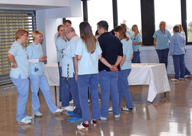 Na praksi brez malice, pa še uniforme si perejo sami