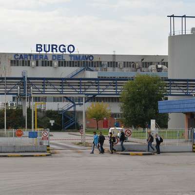  Podjetje Cartiera di Ferrara bo prevzelo papirnico Burgo v Štivanu 
in ohranilo delovna mesta le, če bo dobilo zeleno luč za gradnjo 
sežigalnice.  Foto: Damjan Balbi