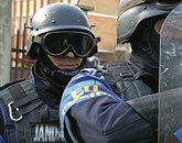 Eksplozijo blizu stavbe Telekoma v Kosovski Mitrovici preiskujejo pripadniki kosovske policije in Eulexa, sodelujejo pa tudi pripadniki misije ZN na Kosovu Unmik Foto: Bmlv.Gv.At