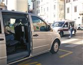 Taksista Srečka Ipavca sta parkiranje na Brolu in pomoč mamici z otrokoma drago stala  Foto: Nives Krebelj