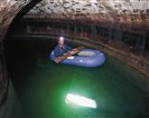 Ob odkritju cisterne se je v podzemne globine podal jamar Franc Malečkar Foto: Helena Race