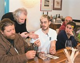 Branko Čotar (v sredini) je gostom odstrnil svoj pogled na kraška vina. Levo je John Wuderman, desno pa Nicola Ettore Antani Finotto.   Foto: Jaka Jeraša