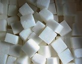 Po prehranskih priporočilih naj bi sladkor uživali čim manj ne glede na njegovo barvo, navaja zveza potrošnikov 