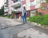 Jože Bartol opozarja na posedanje asfalta, zaradi česar bi jo lahko čez čas na ostrih robovih skupila tudi kakšna pnevmatika  Foto: Nataša Hlaj