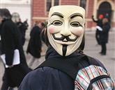    Pripadniki gibanja Anonymus naj bi jutri po nekaterih napovedih napadli spletne strani slovenske vlade Foto: STA
