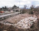 Dve 150 let stari kamniti zgradbi  v neposredni bližini železniškega mostu, kjer so včasih bivali železničarji, so zaradi širitve postaje podrli minuli teden, ostal je le še kup klesanih kamnov  Foto: Lea Kalc Furlanič