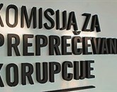 Pred letom dni je Komisija za preprečevanje korupcije  objavila poročilo poročilo o premoženjskem stanju predsednikov parlamentarnih strank, ki je krepko zamajalo slovensko politično sceno Foto: STA