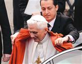 Nekdanji majordom papeža Benedikta XVI. Paolo Gabriele, ki je bil zaradi kraje zaupnih papeških dokumentov in njihovega širjenja medijem obsojen na 18 mesecev zapora in nato pomiloščen, začenja novo življenje 
