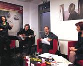Večer s pesnikom Markom Kravosom (na sredi), ki ga je  vodila Jasna Čebron, sta zaznamovala glasbenika   Tarcizija Kofol in Nevio Miklavčič s Kravosovimi uglasbenimi pesmimi  Foto: Maja Pertič Gombač