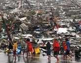 Uradno število smrtnih žrtev super tajfuna Haiyan, ki je opustošil vzhodne province Filipinov, se je povzpelo na 1798 Foto: Reuters