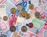 Slovenija bo po napovedih institucij prihodnje leto poleg Cipra edina država območja evra, ki bo ostala v recesiji 