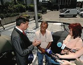 S stavkajočima pred DZ sta se danes sestala Borut Pahor in Vlasta Nussdorfer Foto: STA