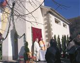 Dekan Gabrijel Vidrih je ob somaševanju Rafka Valenčiča blagoslovil obnovljeno cerkev Srca Jezusovega v Merečah Foto: Tomo Šajn