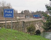 Predstavniki ministrstva za infrastrukturo in prostor  so obljubili, da bodo  zagotovili denar za  popravilo mostu v Prestranku, na cesti Ilirska Bistrica-Jelšane Foto: Lori Ferko