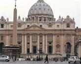 Le nekaj ur za tem, ko je papež kardinalom v Vatikanu sporočil svojo odločitev,  je v baziliko svetega Petra udarila strela Foto: STA