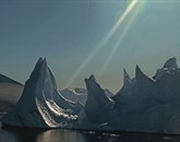 Potnike na Antarktiki ujete ladje čaka ledeno novo leto