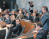 Andrej Šircelj (stoji) je javnost opozoril, da vlada Alenke Bratušek povečuje zadolženost države  